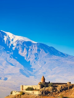 Det historiske Chor Virap kloster med det snedækkede Ararat bjerg i baggrunden, Armeniens ikoniske religiøse seværdighed