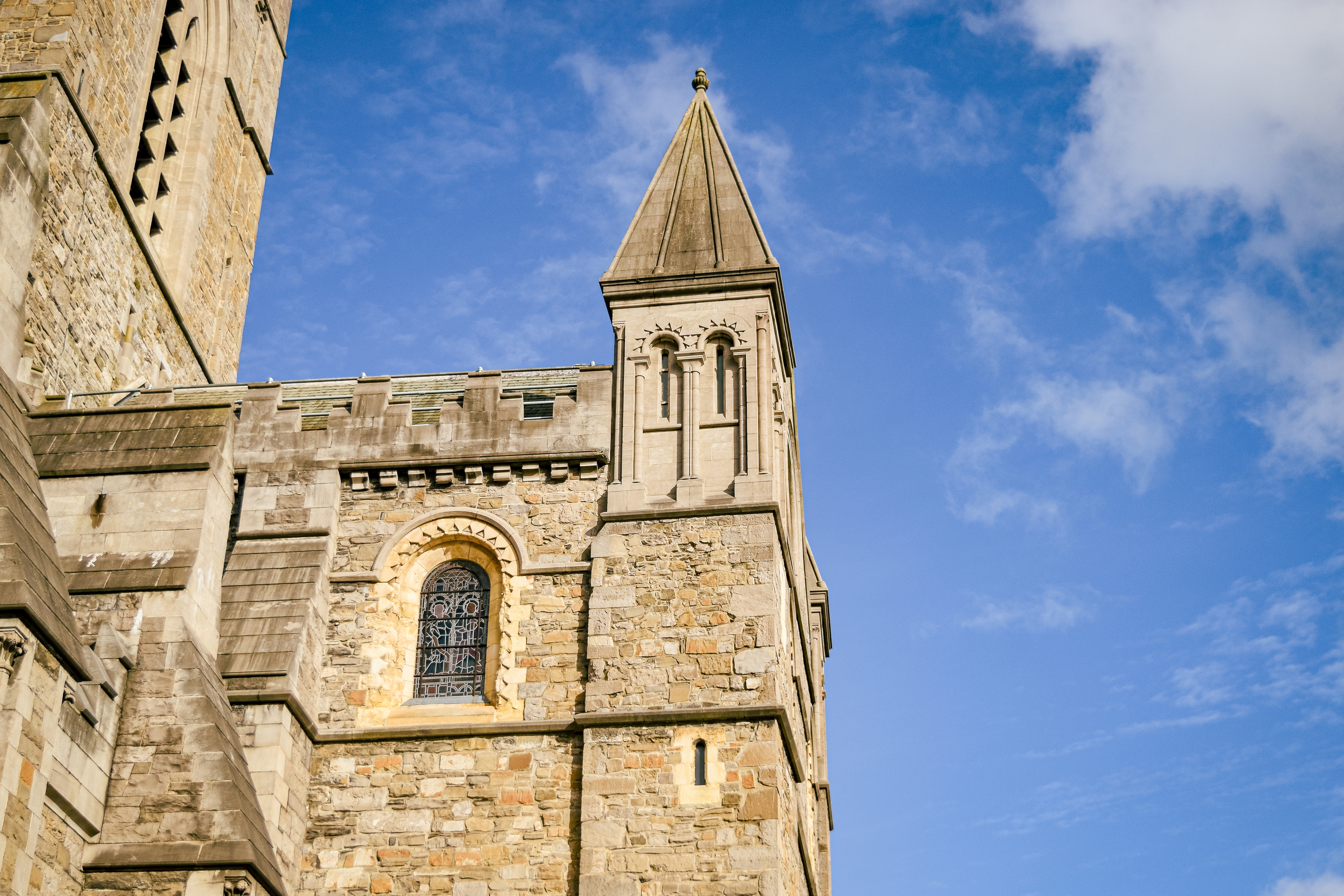 Christ Church Cathedral i Dublin med middelalderligt stentårn og spir mod blå himmel, Irland