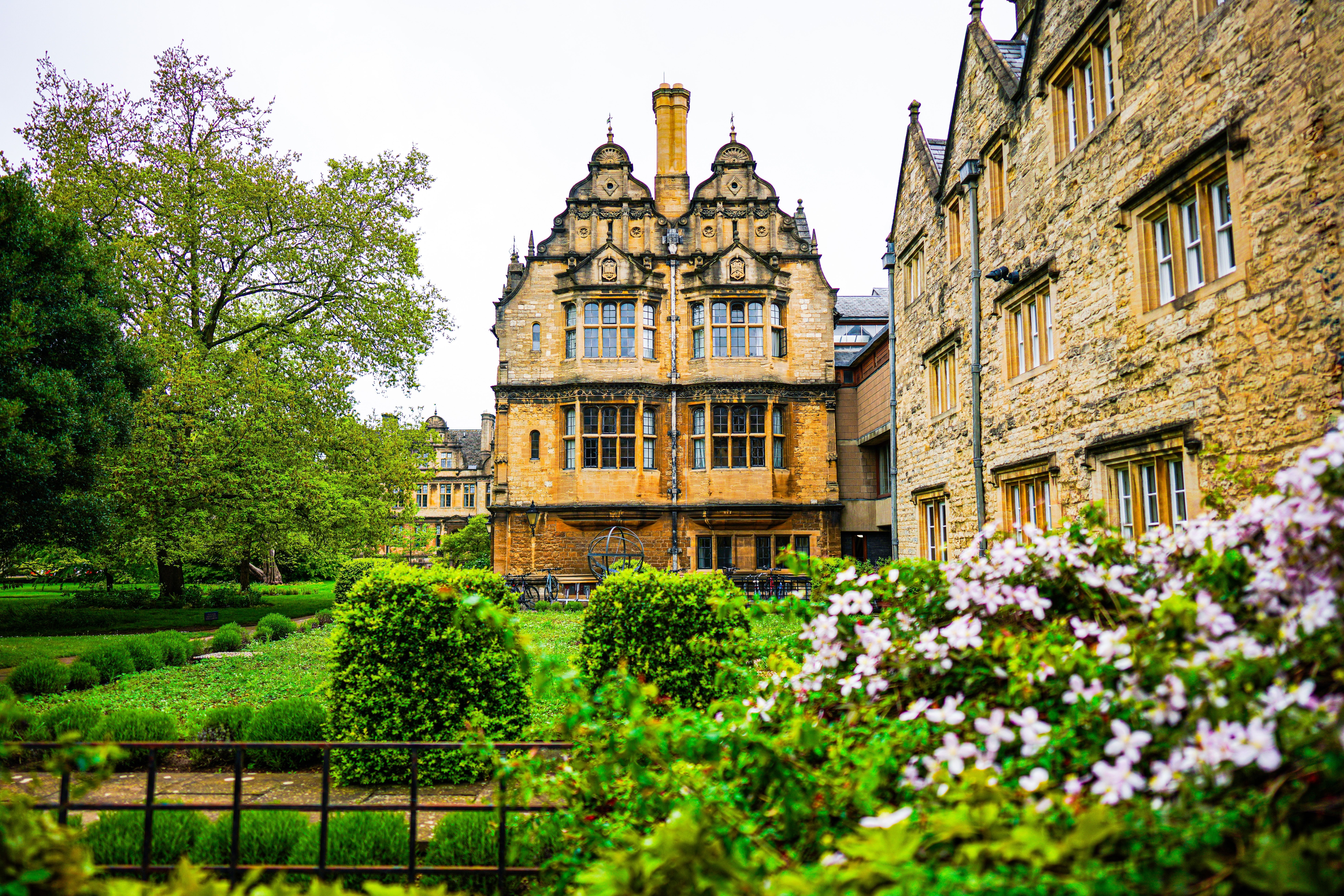 Historisk Christ Church College i Oxford med smuk stenfacade og frodige haver