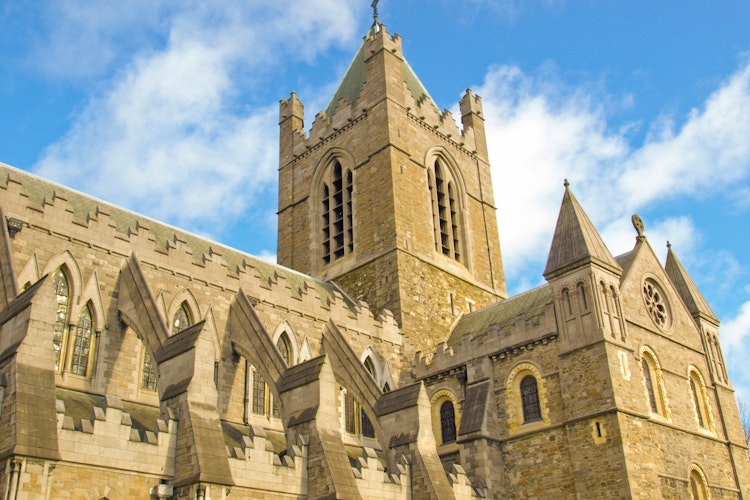 Christ Church Katedralen i Dublin med imponerende gotisk arkitektur mod blå himmel, historisk irsk landemærke