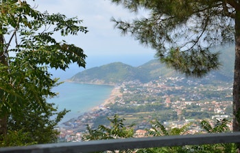 Fantastisk udsigt over Cilento-kysten i Italien med små strandbyger langs det blå Middelhav på en solrig sommerdag