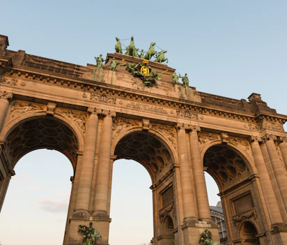 Den imponerende Cinquantenaire Triumfbue i Bruxelles, Belgien, et historisk monument opført i 1905 for at fejre Belgiens uafhængighed