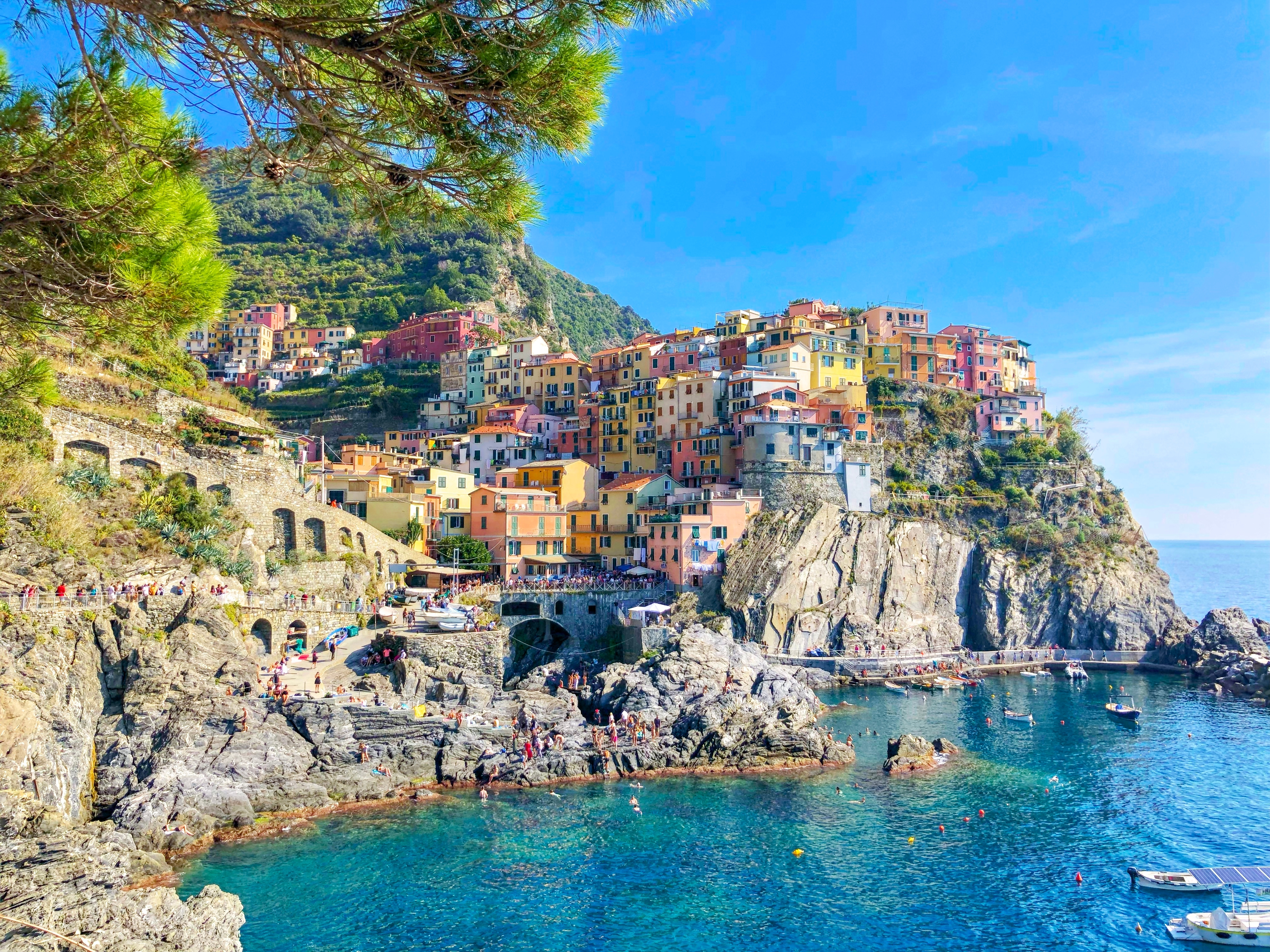 Farverige huse bygget på klipper ved Middelhavet i Cinque Terre, Italien - en UNESCO verdensarv kendt for sin betagende skønhed og traditionelle kystlandsbyer