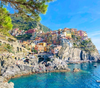 Farverige huse bygget på klipper ved Middelhavet i Cinque Terre, Italien - en UNESCO verdensarv kendt for sin betagende skønhed og traditionelle kystlandsbyer