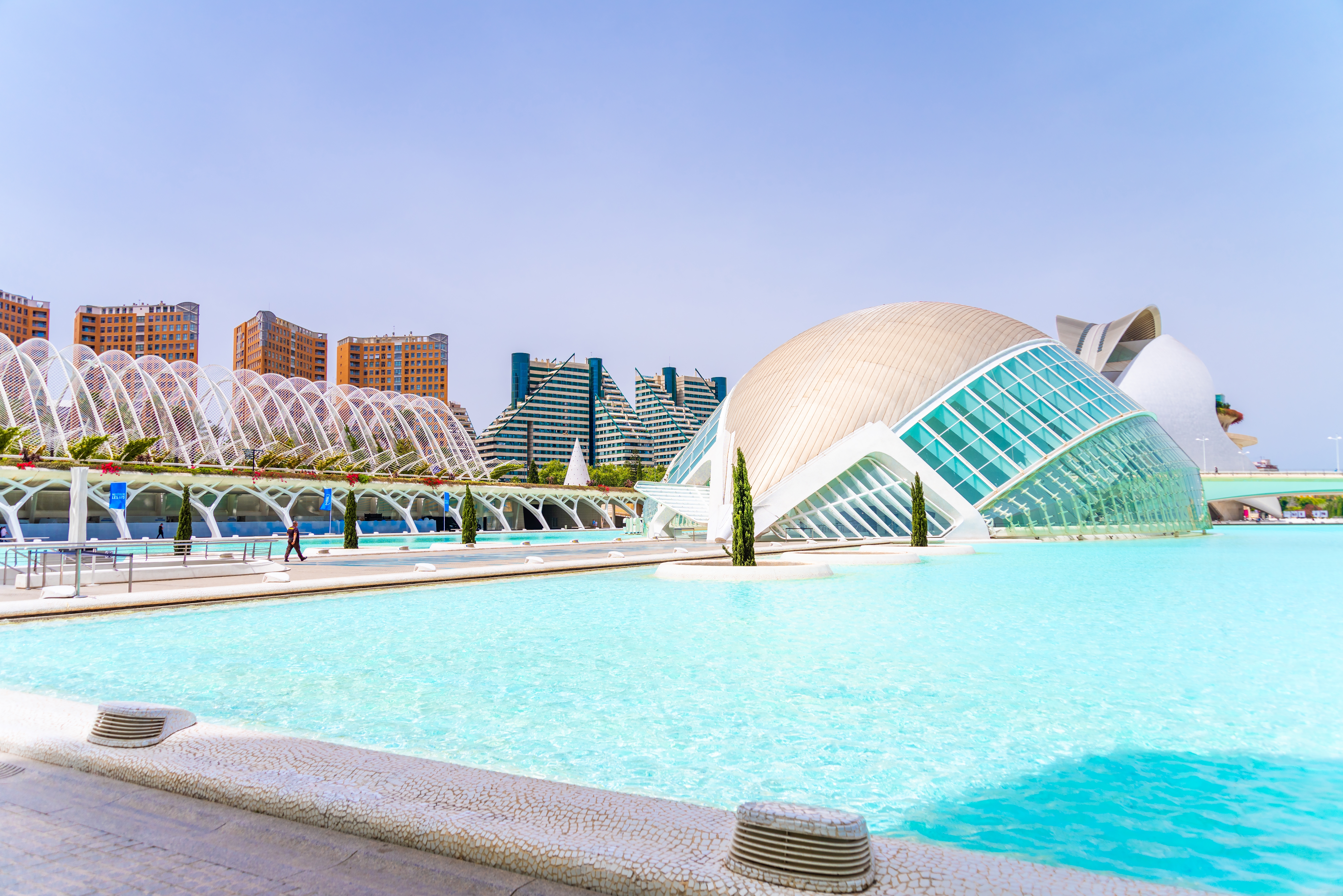 Imponerende futuristisk arkitektur i Ciudad de las Artes y las Ciencias i Valencia, designet af Santiago Calatrava med karakteristiske hvide organiske former og vandspejl