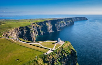 Betagende luftfoto af Cliffs of Moher i County Clare, Irland, med dramatisk kystlinje og det blå Atlanterhav