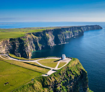 Betagende luftfoto af Cliffs of Moher i County Clare, Irland, med dramatisk kystlinje og det blå Atlanterhav
