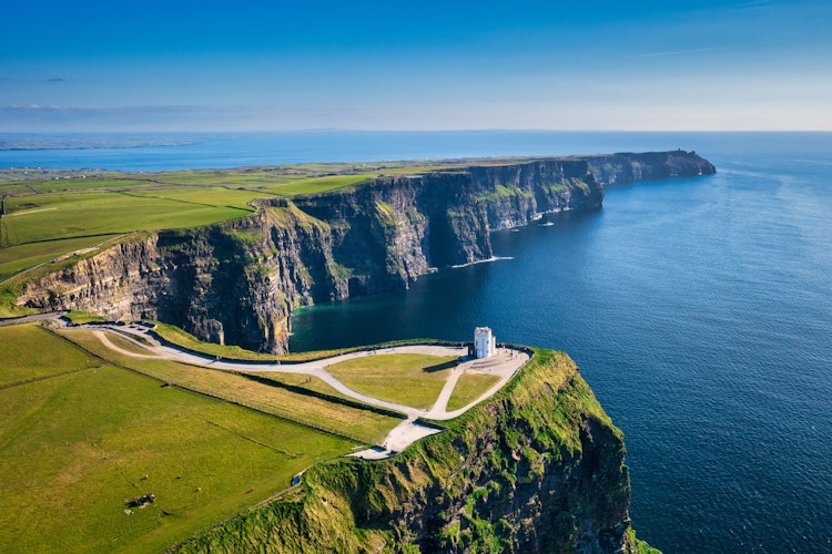 Betagende luftfoto af Cliffs of Moher i County Clare, Irland, med dramatisk kystlinje og det blå Atlanterhav