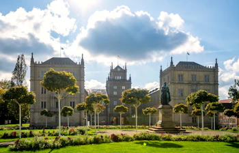 Historisk Coburg slot og Ehrenburg palads med statue og haver i Bayern Tyskland