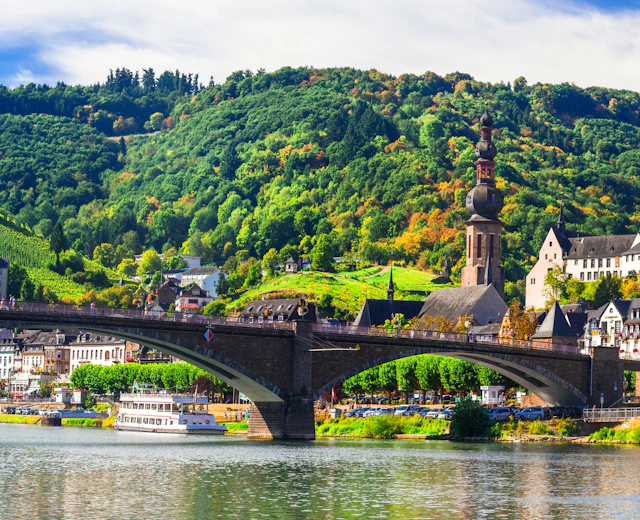 Historiske Cochem med det majestætiske Reichsburg slot tronende over Mosel-floden i Rhinland-Pfalz, Tyskland