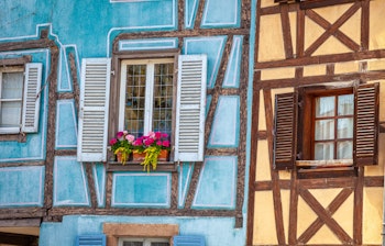 Smuk alsacisk arkitektur i Colmar om foråret med blomster, Østfrankrig.
