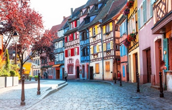 Idyllisk udsigt over farverige bindingsværkshuse langs kanalen i Colmars "Lille Venedig"-kvarter, der viser den charmerende middelalderbys unikke arkitektur i Alsace-regionen