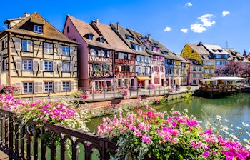 Idyllisk udsigt over historiske bindingsværkshuse langs kanalen i Lille Venedig-kvarteret i Colmar, Alsace