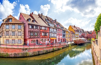 Farverige bindingsværkshuse langs kanalen i Lille Venedig (La Petite Venise) i den historiske bydel i Colmar, Alsace