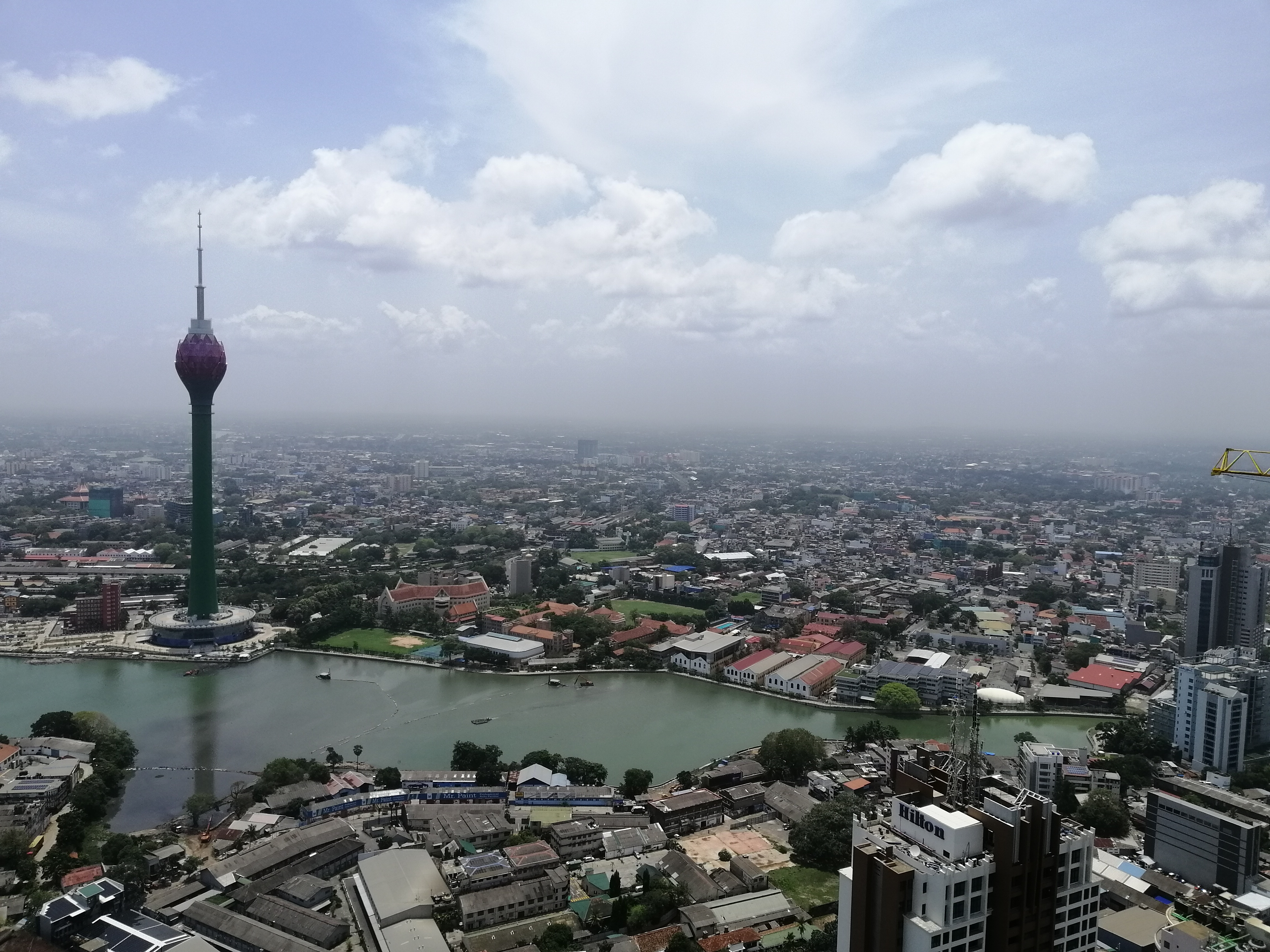 Panoramaudsigt over Colombos skyline med det ikoniske Lotus Tower, der rejser sig over Sri Lankas hovedstad