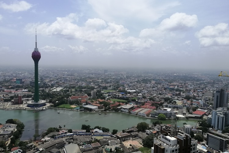 Panoramaudsigt over Colombos skyline med det ikoniske Lotus Tower, der rejser sig over Sri Lankas hovedstad