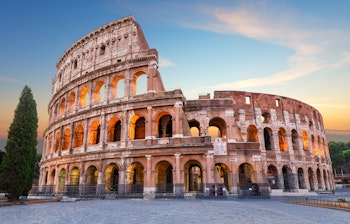 Det majestætiske Colosseum i Rom ved solnedgang, et historisk amfiteater fra Romerriget uden turister, Italien