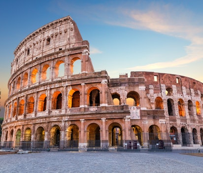 Det majestætiske Colosseum i Rom ved solnedgang, et historisk amfiteater fra Romerriget uden turister, Italien
