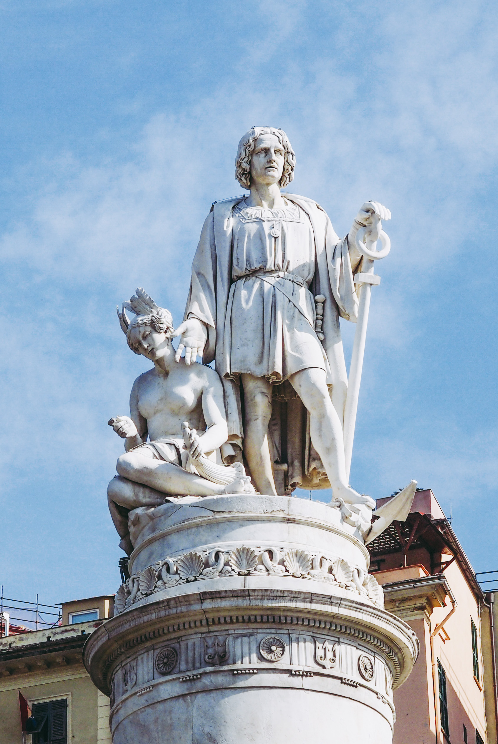 Historisk monument af Christoffer Columbus i Genova, Italien, med imponerende marmorstatue der viser opdagelsesrejsenden med symbolske figurer