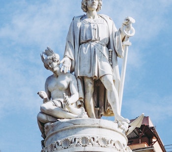 Historisk monument af Christoffer Columbus i Genova, Italien, med imponerende marmorstatue der viser opdagelsesrejsenden med symbolske figurer