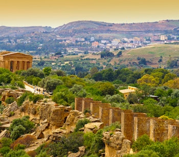 Solnedgang ved det antikke Concordia-tempel i Tempeldalen, Agrigento på Sicilien - et UNESCO verdensarvssted med græsk arkitektur
