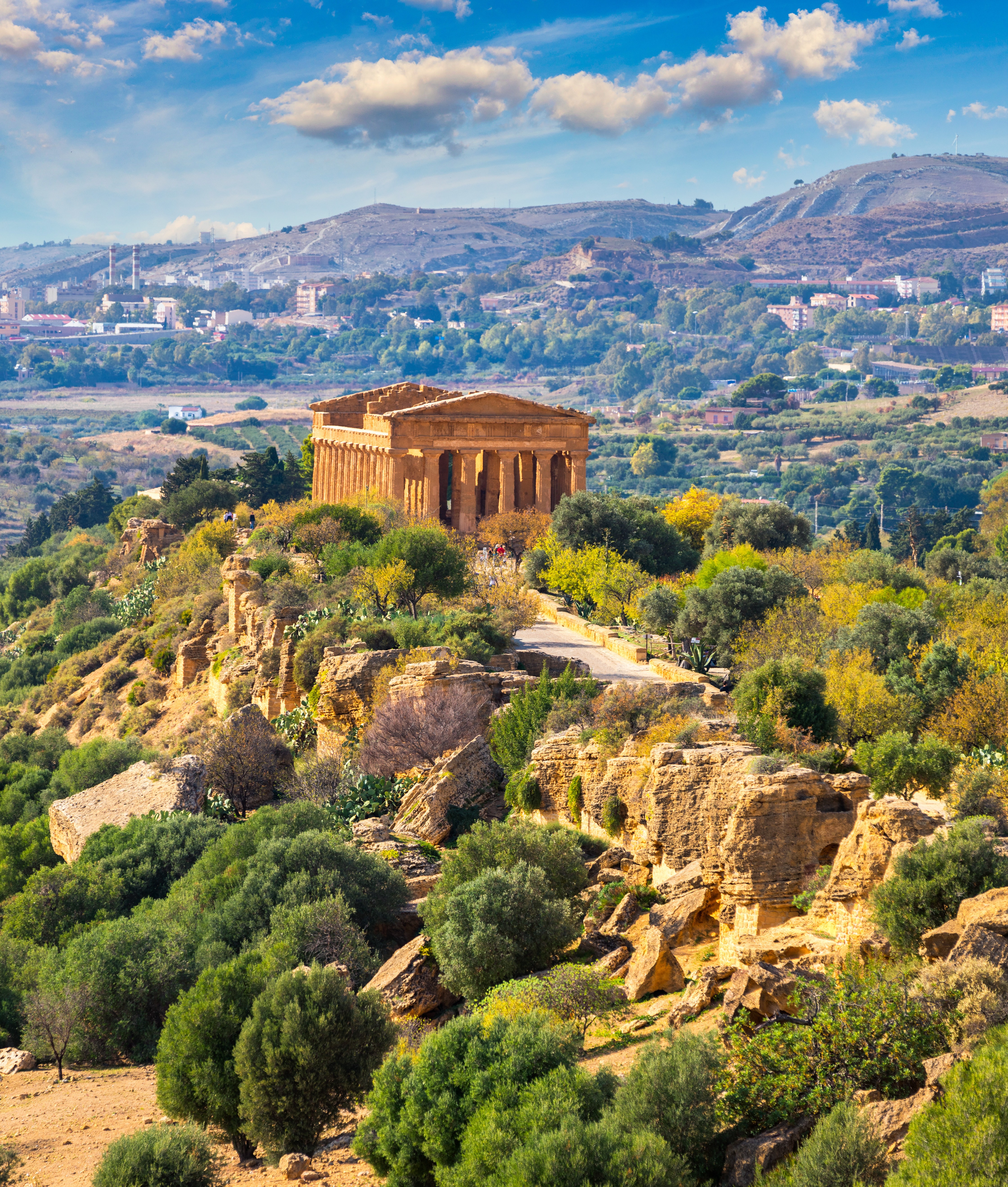 Det antikke Concordia-tempel fra det 5. århundrede f.Kr. tronende over Templernes Dal i Agrigento, Sicilien