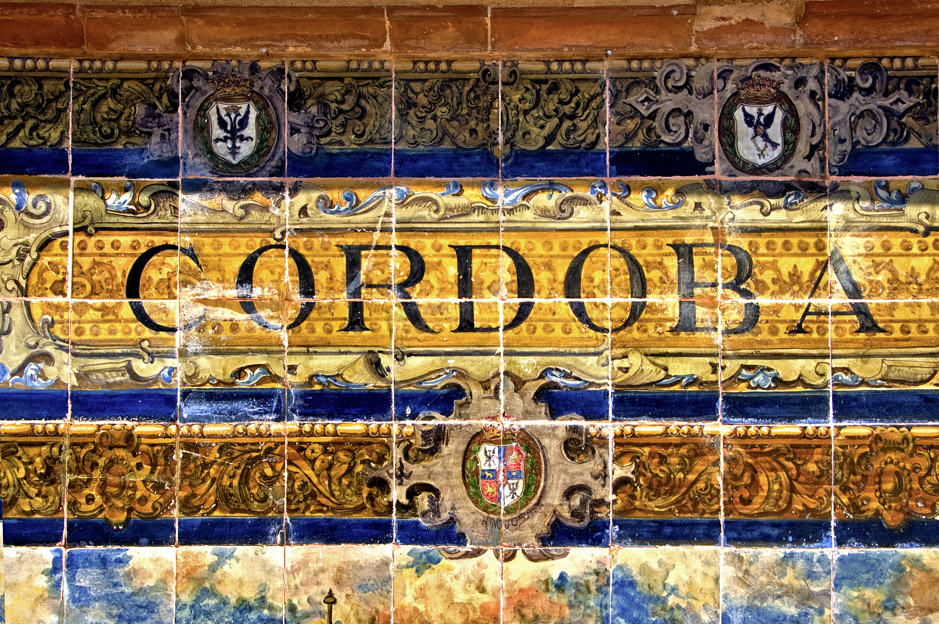 Historisk keramisk flisekunst med Cordoba bynavn på dekorativ spansk væg i Andalusien