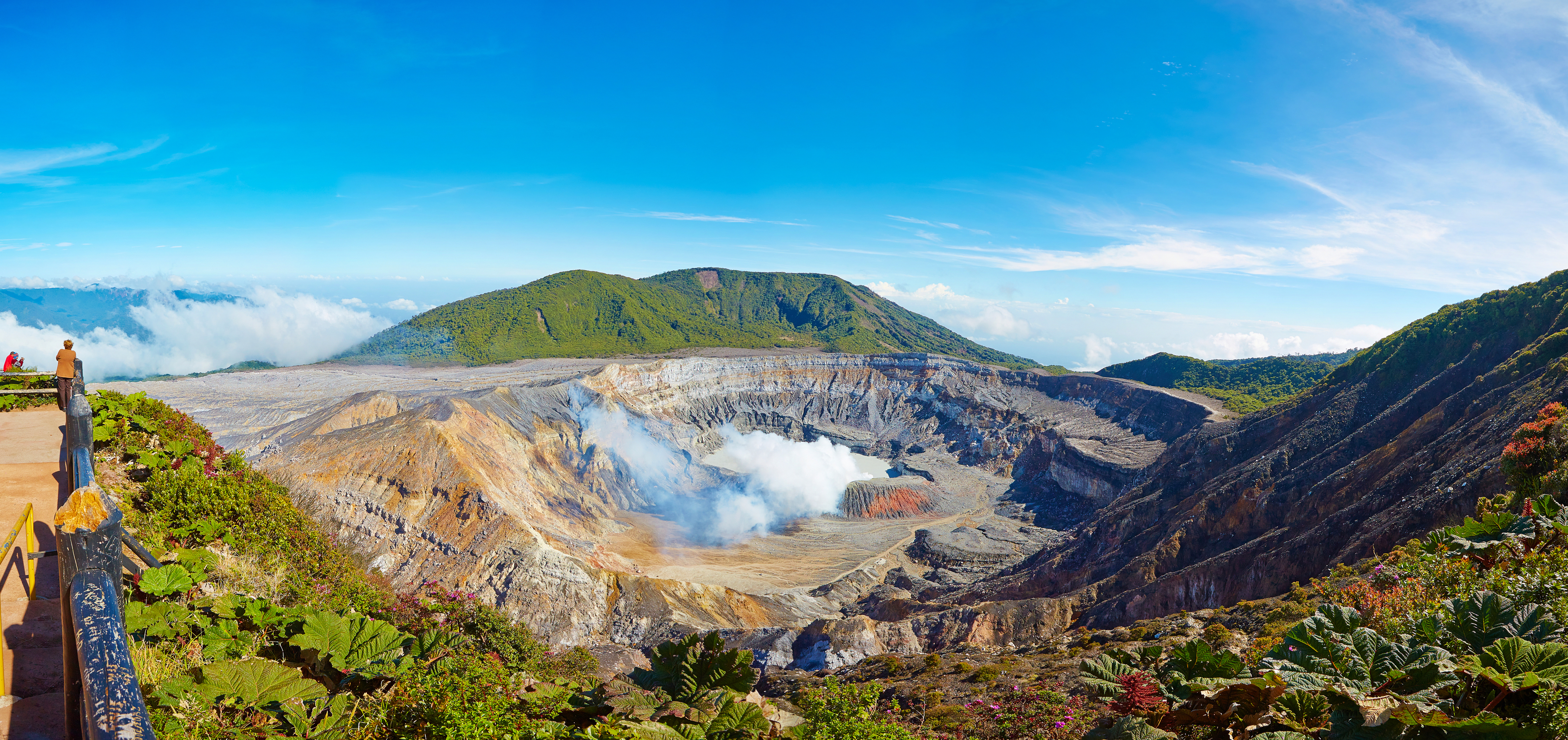 Spektakulært vulkankrater i Costa Rica med røg og grønne bjerge