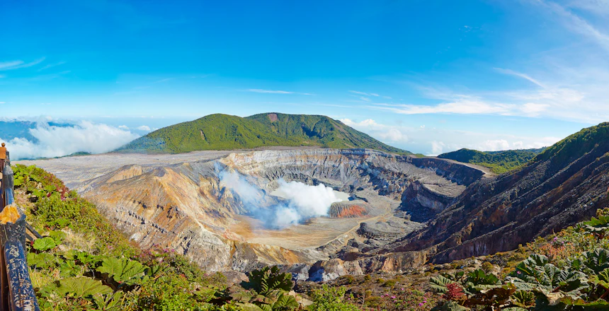 Spektakulært vulkankrater i Costa Rica med røg og grønne bjerge