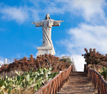 Cristo Rei statue med udsigt over Funchal på Madeira Portugal