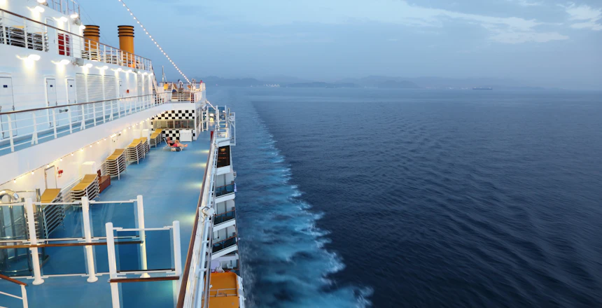 Cruise skib dæk om aftenen med havudsigt og passagerer på middelhavet rejse