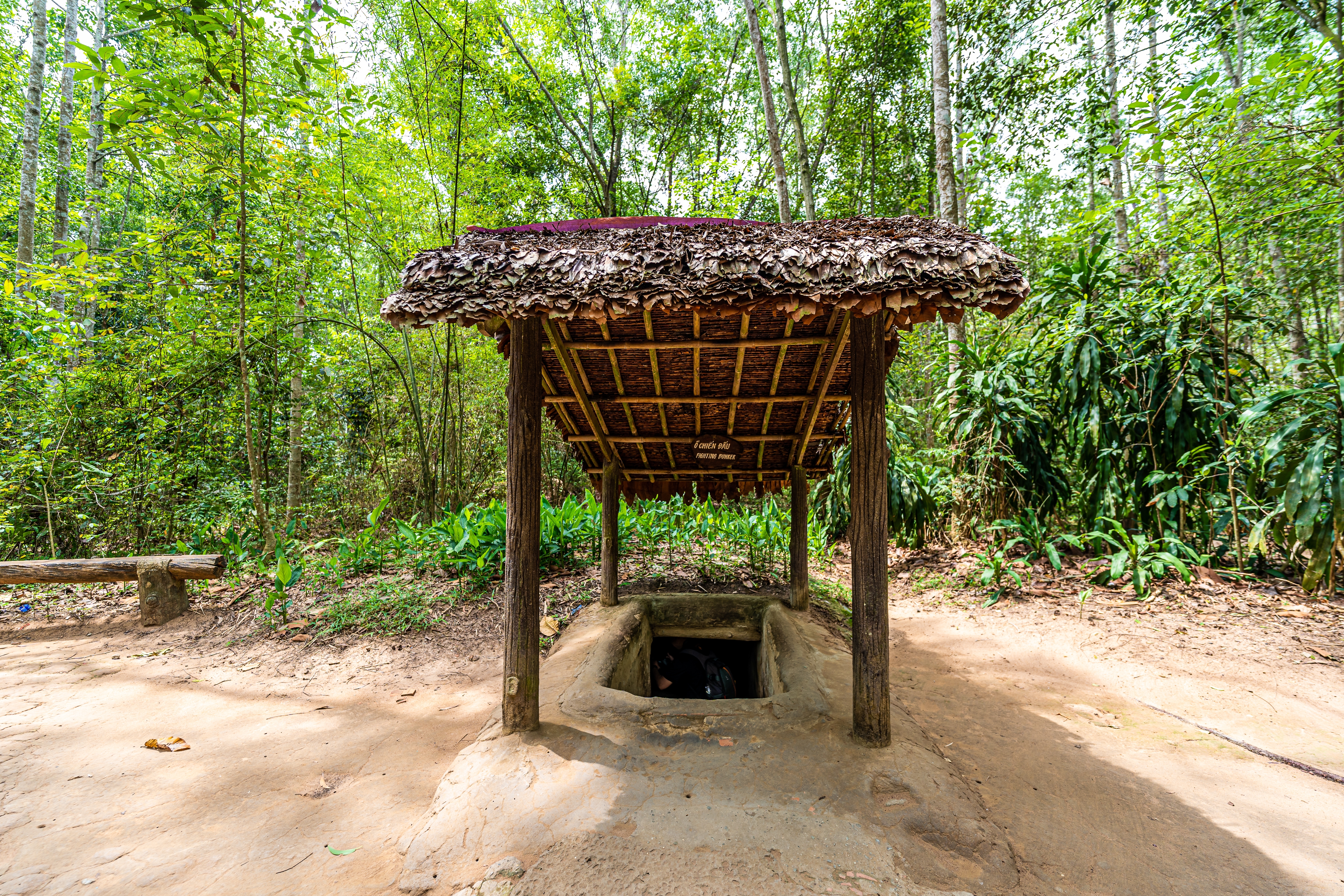 Indgang til de historiske Cu Chi tunneler nær Ho Chi Minh City i Vietnam – et fascinerende krigsmindesmærke fra Vietnamkrigen nu åbent for turister