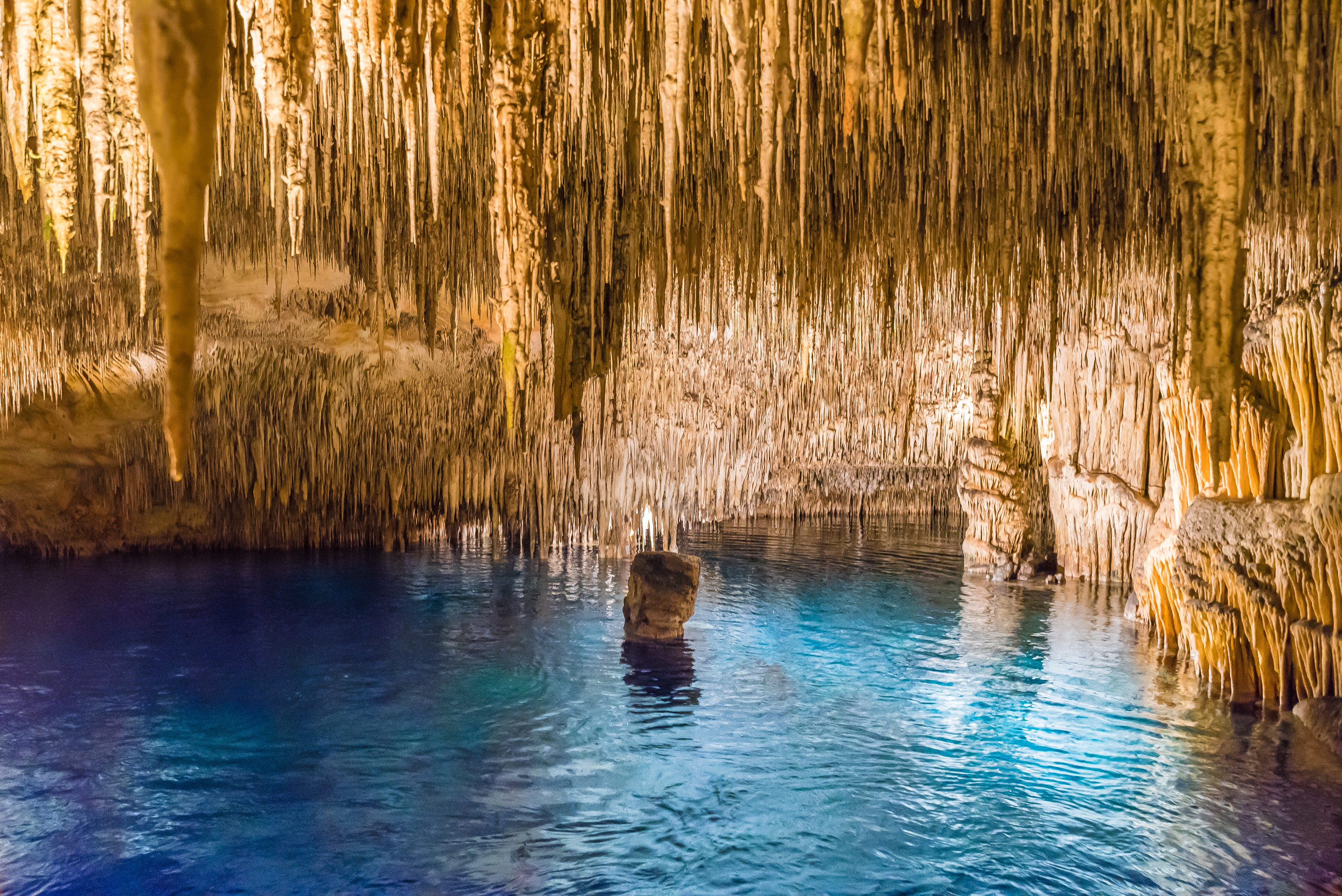 Magisk blå underjordisk sø i Dragegrotten (Cuevas del Drach) med gyldne drypsten på Mallorca, Spanien