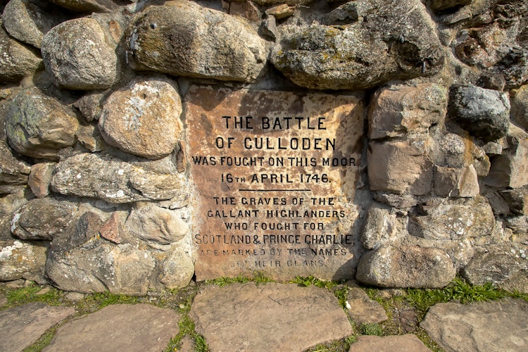 Historisk Culloden slagmark nær Inverness i Skotland med mindesten fra det skæbnesvangre slag i 1746, et højdepunkt på vores rundrejse i det skotske højland