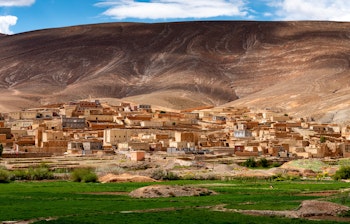 Idyllisk berberlandsby med dyrkede marker i den øvre Dades-dal omgivet af de majestætiske Atlasbjerge i Marokko