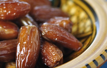 Nærbillede af saftige dadler i en lerskål, en populær traditionel snack fra Mellemøsten ofte serveret under Ramadan