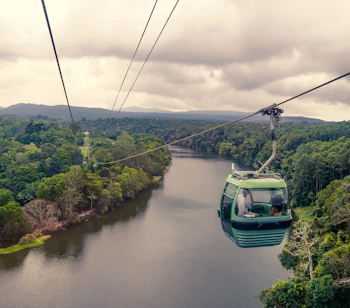 Kabelbane gondol over Daintree regnskov og flod i Queensland Australien
