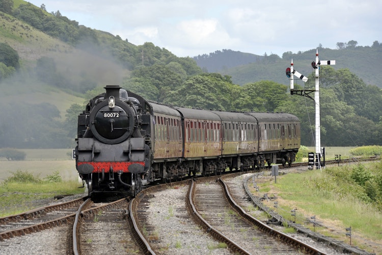 Historisk dampende lokomotiv på Llangollen Railway nærmer sig Carrog station i den naturskønne Dee-dal i Wales, Storbritannien