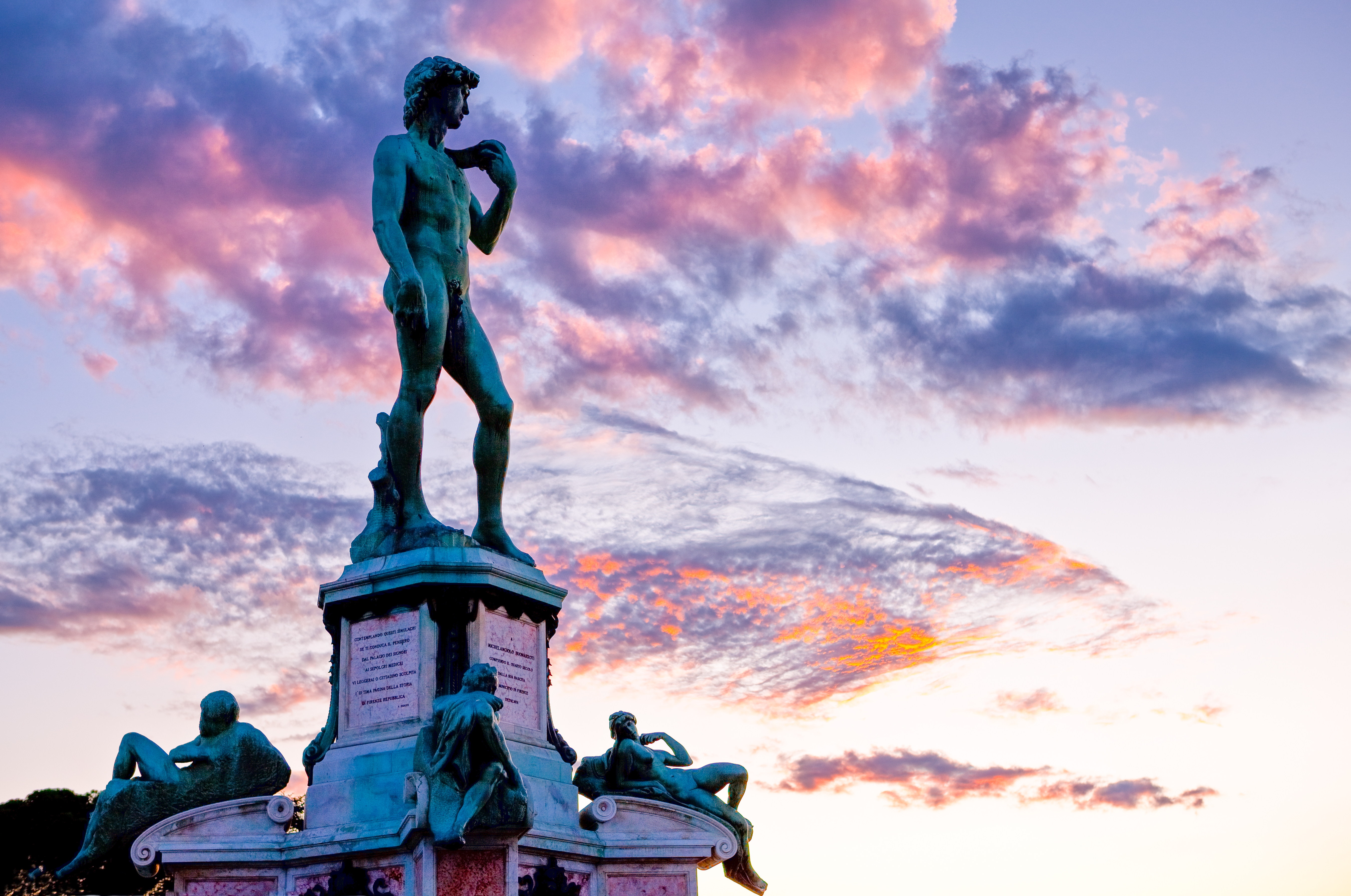 Michelangelos berømte David-statue på Piazzale Michelangelo i Firenze, Toscana, fotograferet i solnedgangens gyldne lys