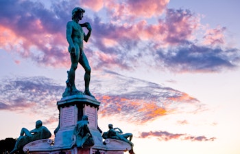 Michelangelos berømte David-statue på Piazzale Michelangelo i Firenze, Toscana, fotograferet i solnedgangens gyldne lys