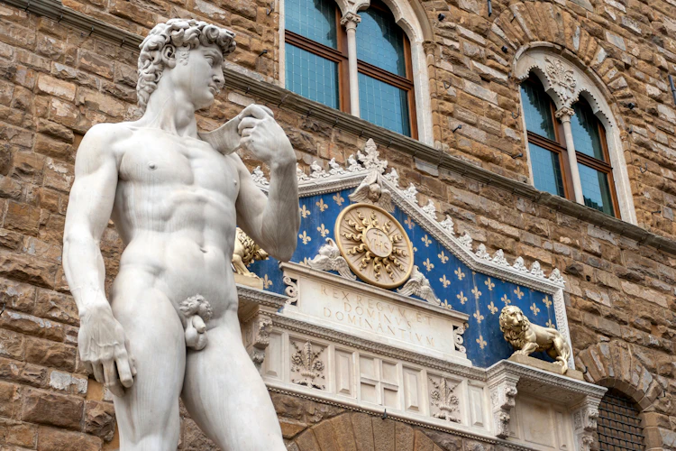 Kopi af David-statuen foran det historiske Palazzo Vecchio på Piazza della Signoria i Firenze, Italien - et ikonisk renæssance-vartegn
