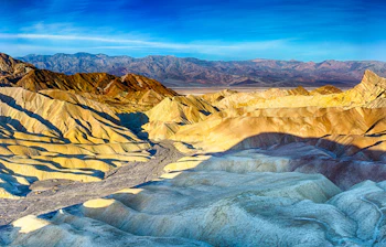 Death Valley Nationalpark i Californien med gylden ørkenlandskab ved solnedgang
