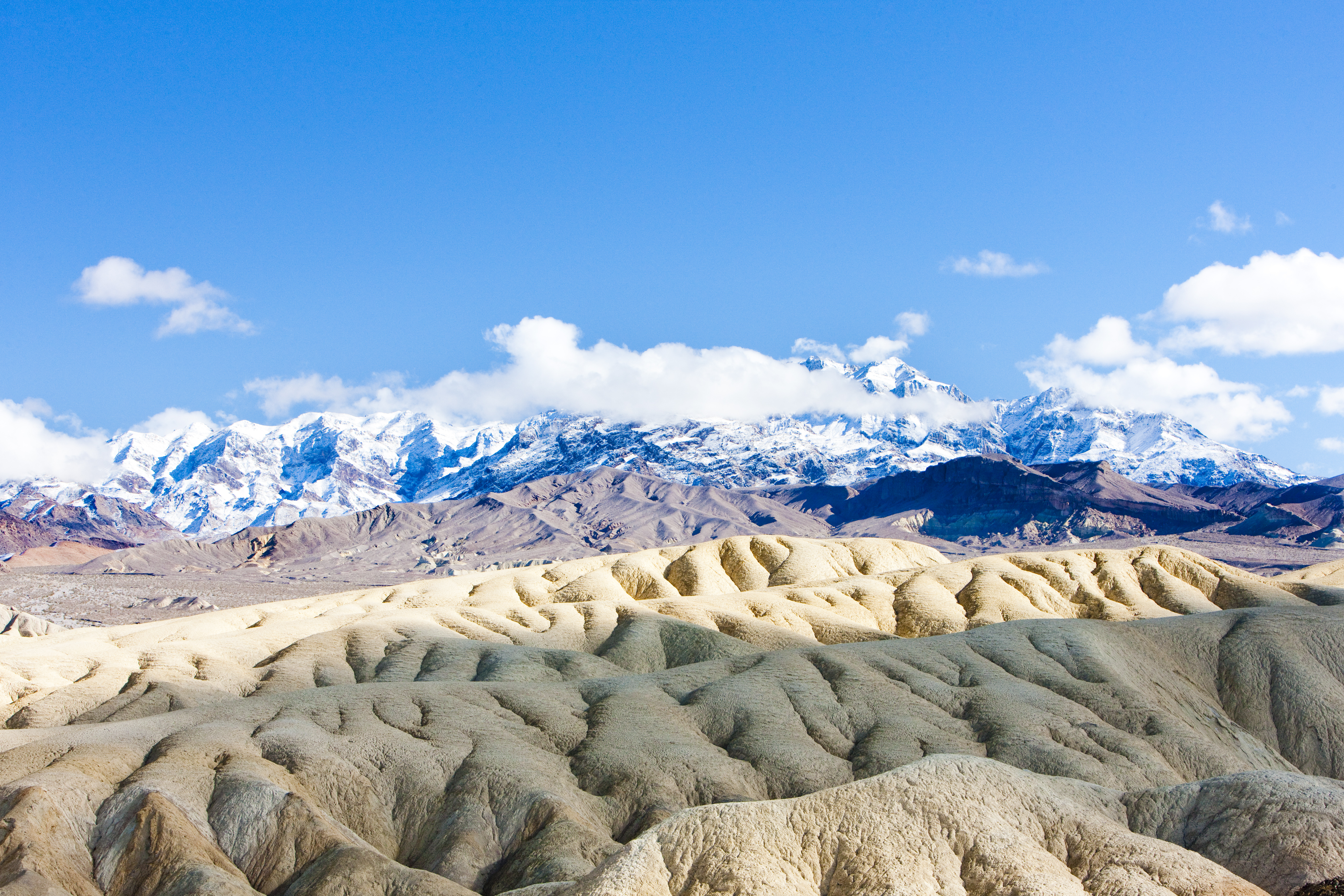 Death Valley National Park ørkenenlandskab med snedækkede bjerge og eroderede klippeformationer i Californien
