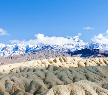 Death Valley National Park ørkenenlandskab med snedækkede bjerge og eroderede klippeformationer i Californien