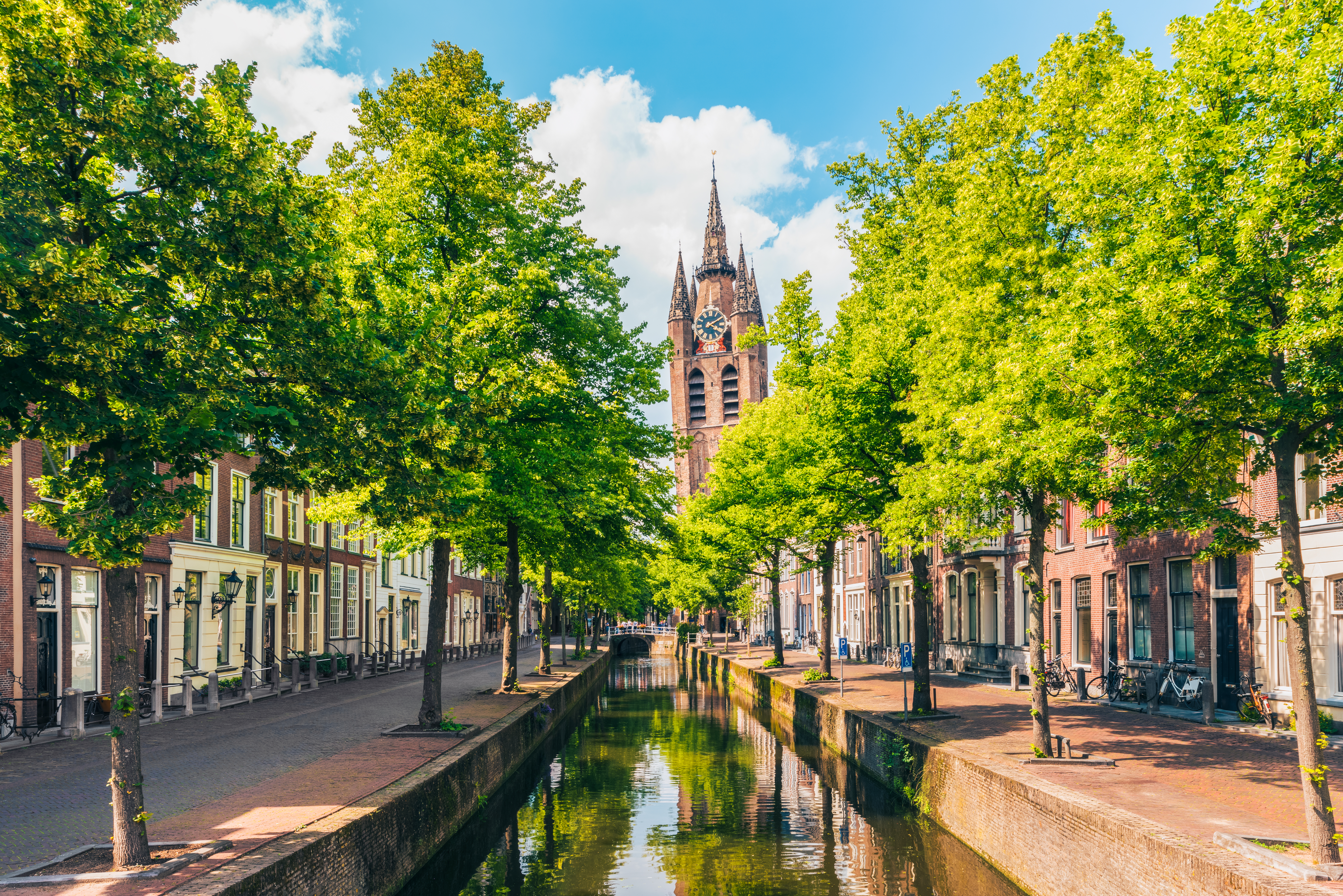 Historisk kanal med kirketårn i Delft Holland på solrig forårsdag