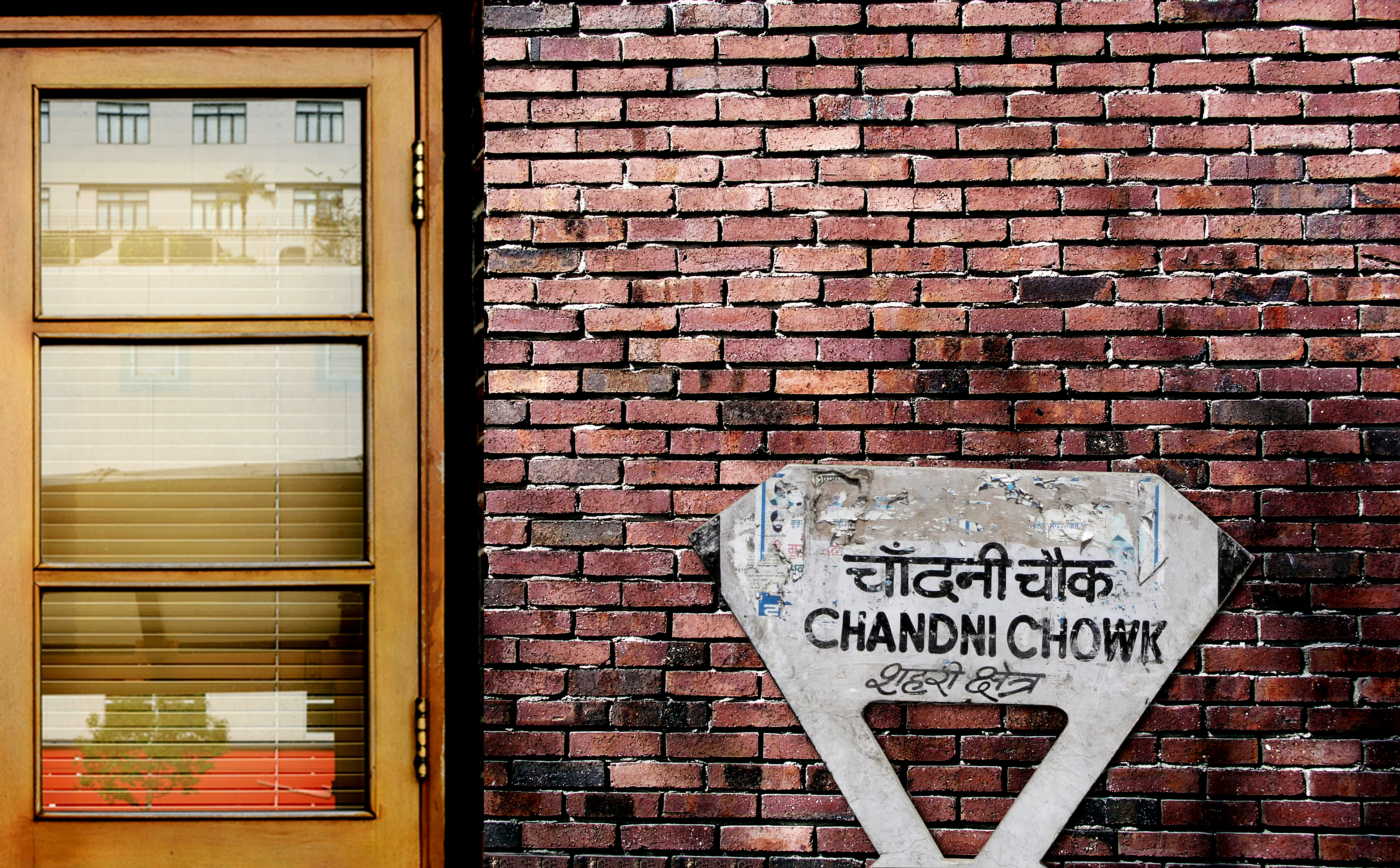 Ikonisk gadeskilt ved indgangen til Chandni Chowk, Delhis berømte historiske markedsområde og en af Indiens mest travle handelsgader