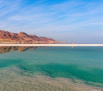 Betagende udsigt over Det Døde Havs blå saltvand og ørkenlandskab i Israel, kendt som jordens laveste punkt