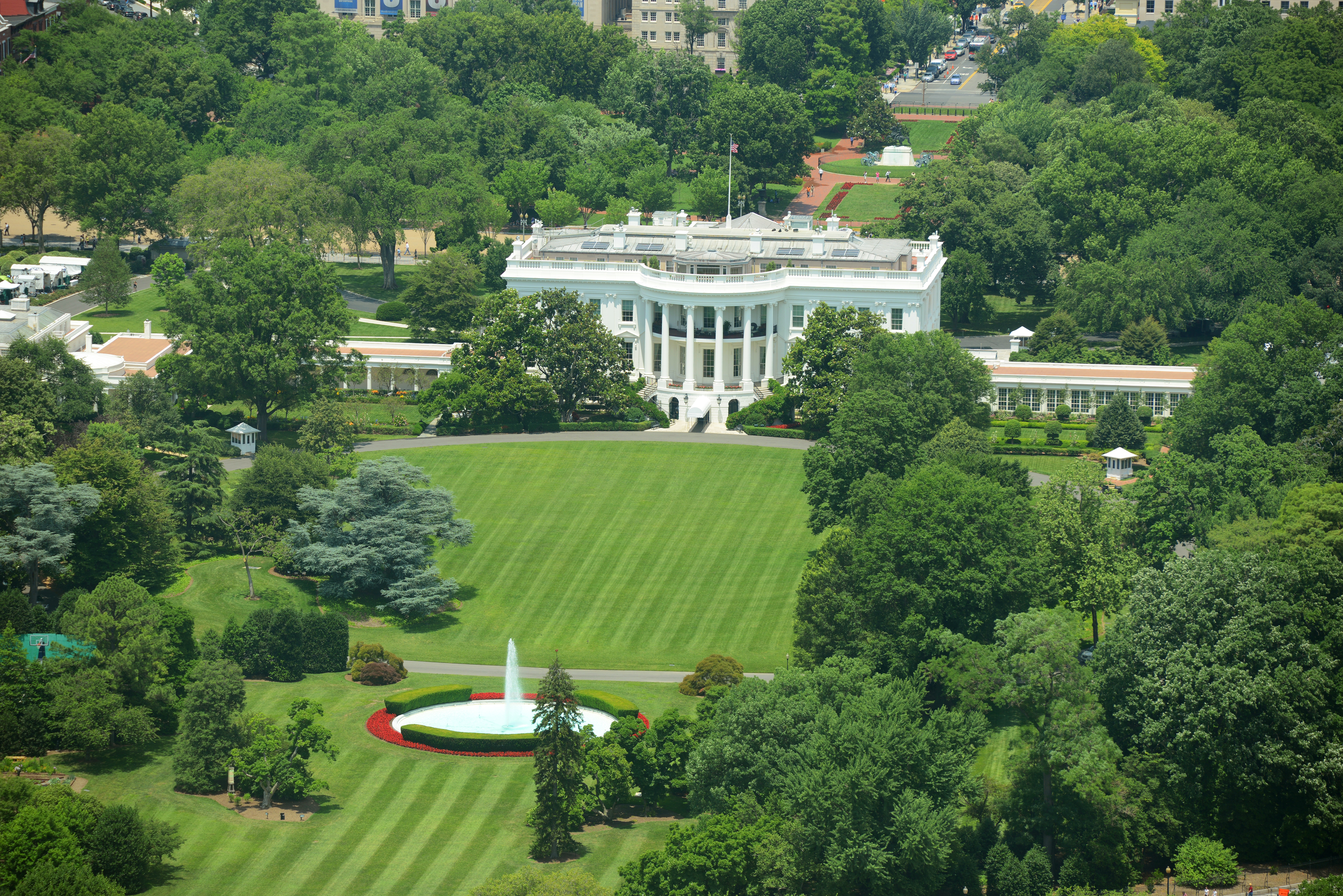Luftfoto af Det Hvide Hus i Washington DC med den groenne sydlawn og fontaene