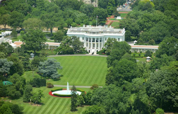Luftfoto af Det Hvide Hus i Washington DC med den groenne sydlawn og fontaene