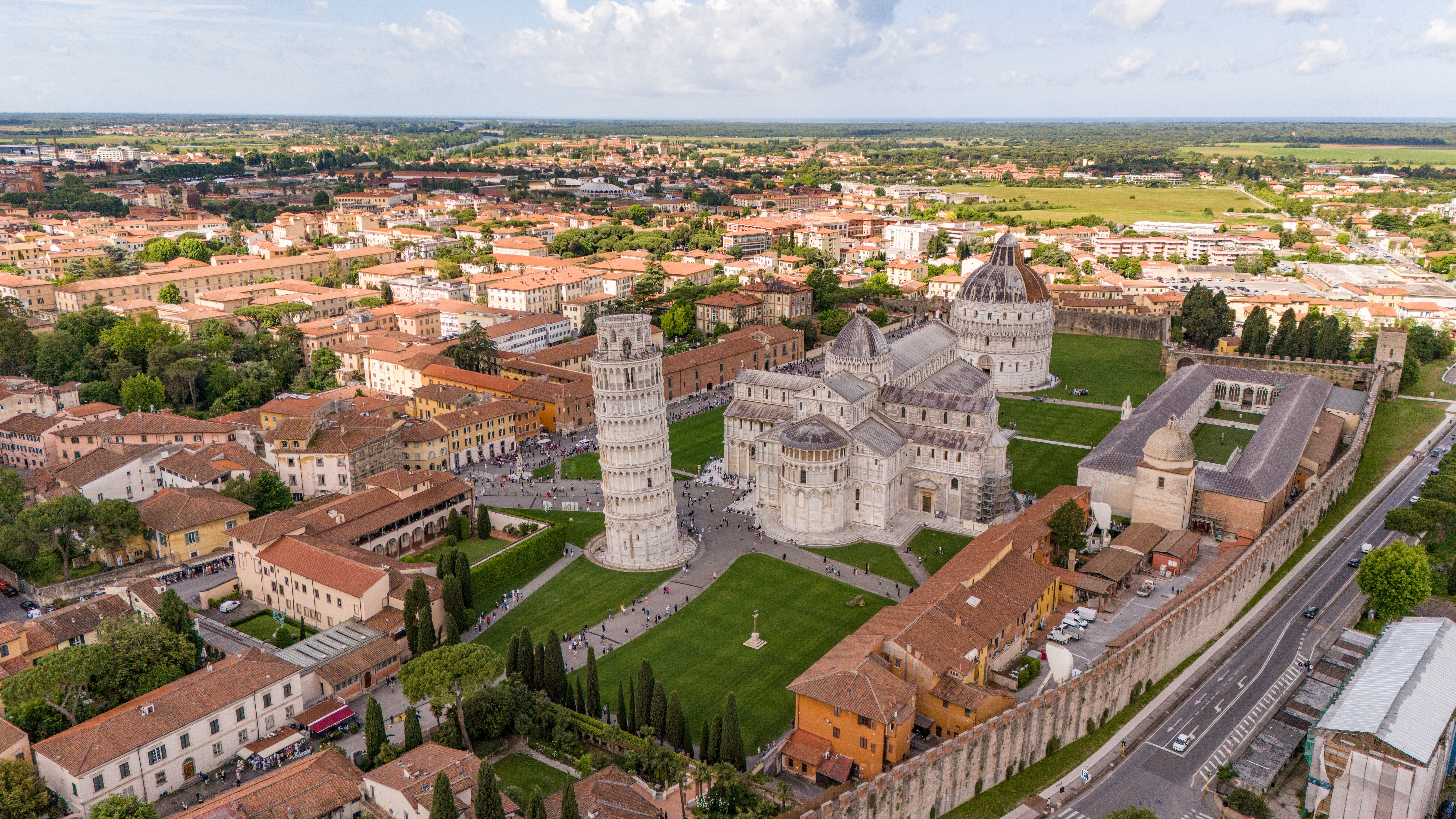 Luftfoto over Det Skæve Tårn i Pisa og Piazza dei Miracoli med katedralen og baptisteriet i Toscana, Italien